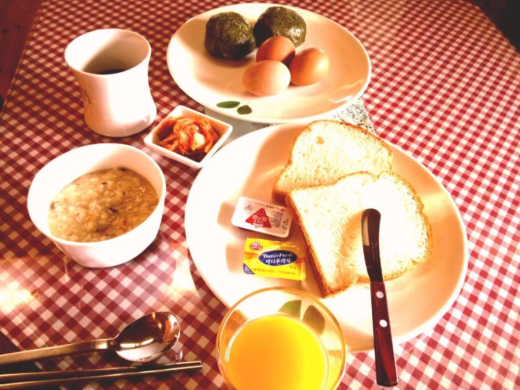Breakfast At Tiffany'S Pension Seogwipo Bilik gambar